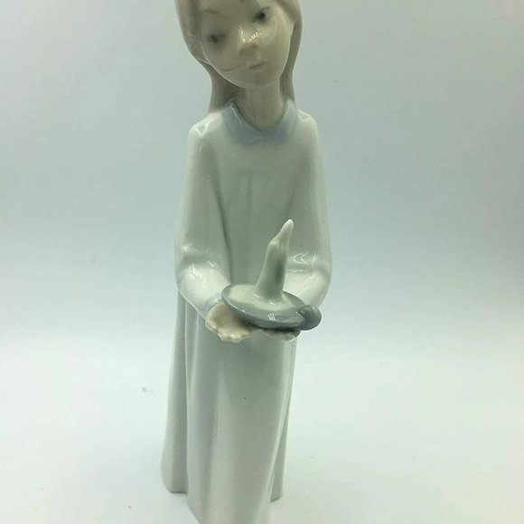 Lladro Girl with Candle - Picture 2 of 5